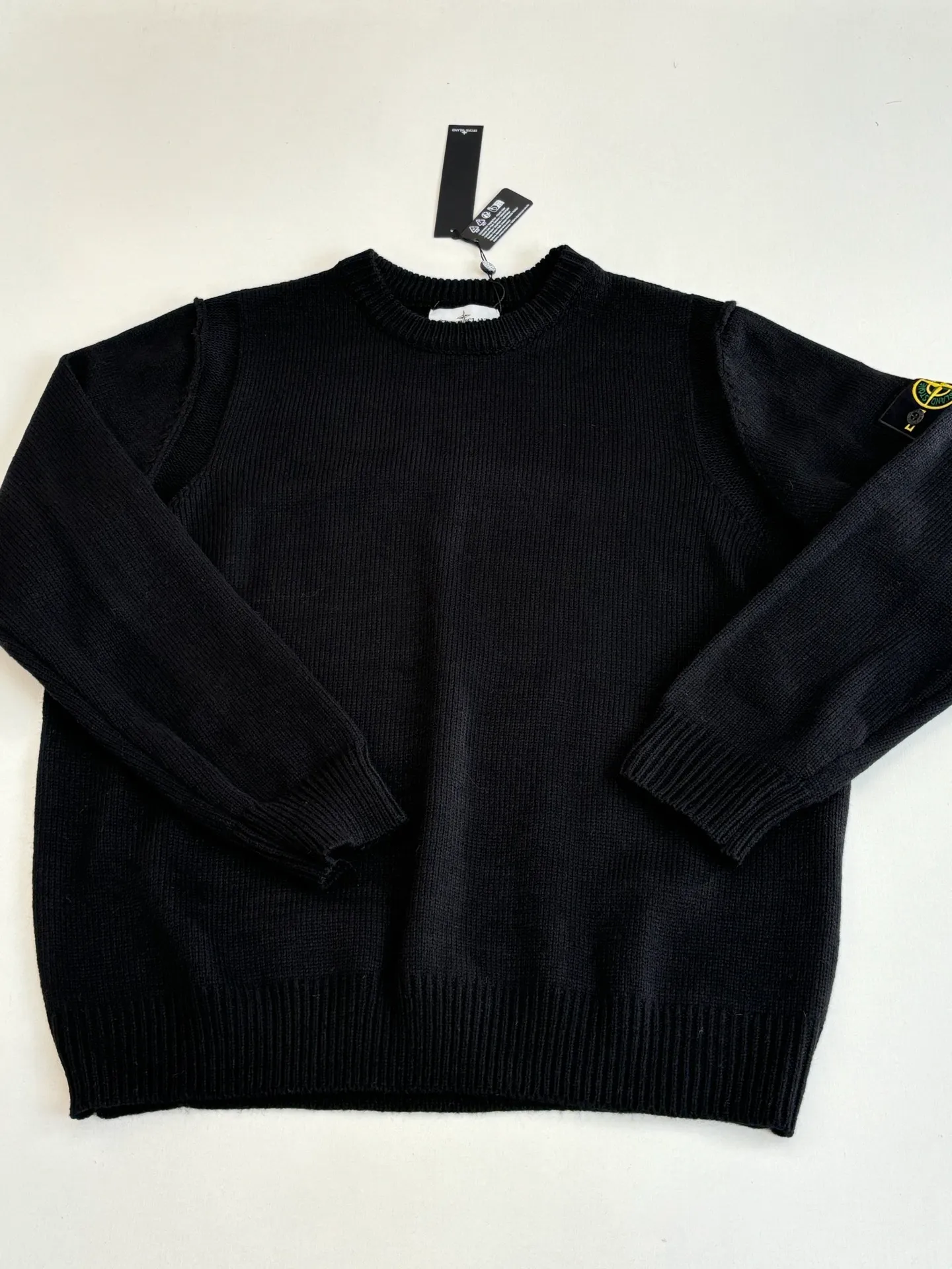 P410 Stone islan*/stone island solid color basic armband round neck knitted sweater. The original version was purchased and developed by 2488. The fabric is made of wool yarn blended nylon. The overall comfort is more skin-friendly than the original version. The YB upper body is particularly tight. We adjusted the overall feel and skin-friendly feeling based on the original wool yarn quality. Both are more comfortable and breathable than the ZP upper body. There is no difference between the stripes and the original version. And it can be done with full grade. Supports random detection of wool content. We ensure that every item our customers receive is of high quality. It also needs to be taken to the tatting factory for secondary processing. Stone Island armband, the overall wiring is straight and delicate, the fabric is comfortable and soft, the color is consistent without color difference Size: S/M/L/XL